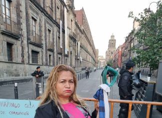 Madre buscadora pretende entregar “pala de mando” a AMLO