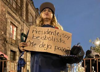 «A ver si vestida de beisbolista me recibe», Ceci Flores regresa a Palacio Nacional