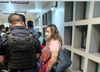 Macarena Montoya se niega a recibir a trabajadores de salud del Edomex, reprime con policías