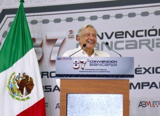 AMLO se despide de Convención Bancaria, agradece el buen trato