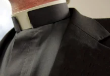 Dan 18 meses de cárcel a sacerdote que organizaba orgias gay