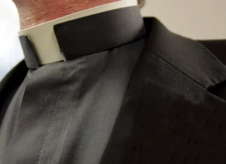 Dan 18 meses de cárcel a sacerdote que organizaba orgias gay