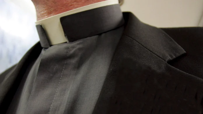 cura-sacerdote-padre-religion-colombia