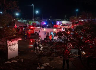 Suman 9 muertos y 121 lesionados tras caída de templete en Nuevo León