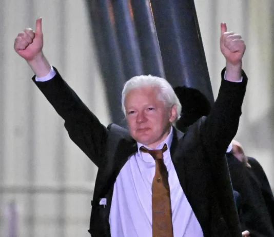 Assange llegó a Australia después de formalizar pacto para su libertad con EUA