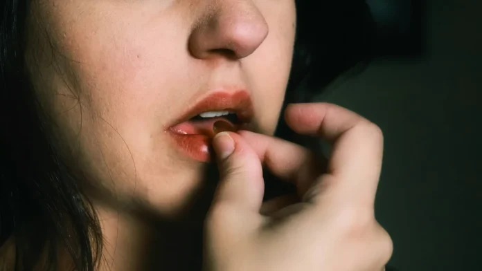 mujer-toma-una-pildora