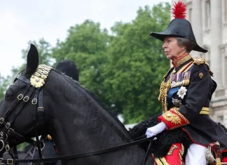 La princesa Ana, fue hospitalizada por traumatismo en la cabeza tras ser golpeada por un caballo