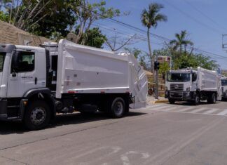 Con ayuda internacional, por Otis, la AMEXCID entrega cuatro camiones de basura para el Puerto de Acapulco