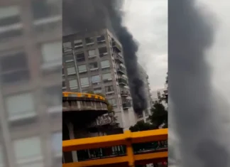 Ocho personas intoxicadas tras incendio en edificio de alcaldía Azcapotzalco