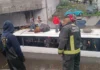 Rescatan a personan de transporte público que se quedaron atorados en una inundación