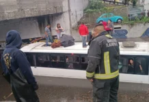 Rescatan a personan de transporte público que se quedaron atorados en una inundación