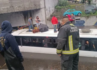 Rescatan a personan de transporte público que se quedaron atorados en una inundación
