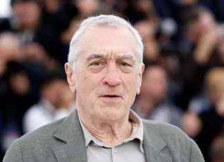 Robert De Niro celebra su cumpleaños 81 lanzándose al mar desde un yate