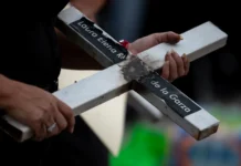 Inauguran memorial en recuerdo de las 52 víctimas del atentado contra el Casino Royale