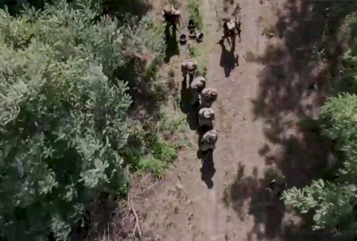 militares-rusos-escoltan-prisioneros-ucranianos-en-kursk