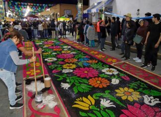 Colocan monumentales tapetes de aserrín en calles de Huamantla, Tlaxcala
