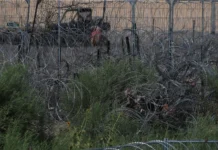 Texas colocó otra barrera de alambre de navajas en el río Bravo en la frontera con México