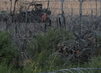Texas colocó otra barrera de alambre de navajas en el río Bravo en la frontera con México