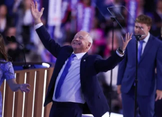 Tim Walz, aceptó nominación del Partido Demócrata para ser candidato a vicepresidente