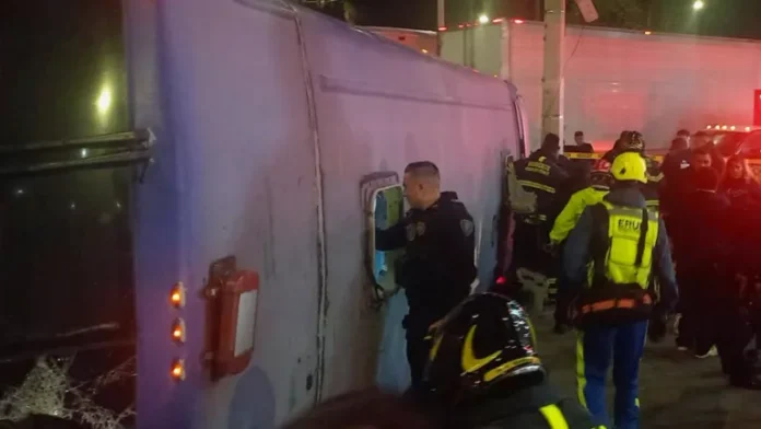 volcadura-de-camion-de-pasajeros-en-la-cdmx