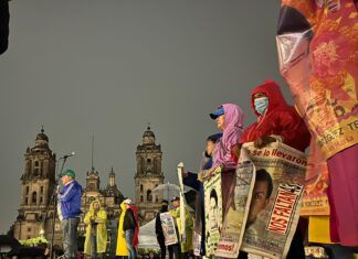 AMLO traicionó la confianza al proteger al Ejército: padres de los 43 normalistas