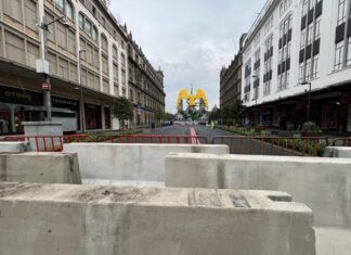 Muros de concreto blindan Zócalo ante protesta de padres de Ayotzinapa