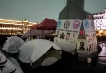 Familiares de personas desaparecidas retiran del Zócalo plantón que tenían instalado