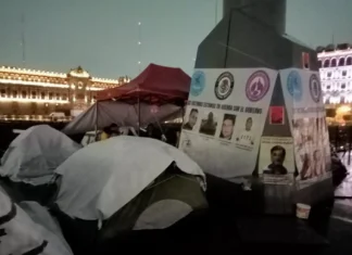 Familiares de personas desaparecidas retiran del Zócalo plantón que tenían instalado
