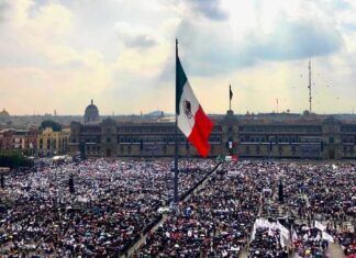 Simpatizantes se dan cita en Zócalo para despedir a AMLO