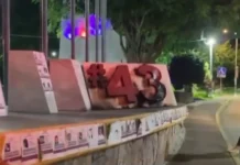 Incendian antimonumento de 43 normalistas en Chilpancingo