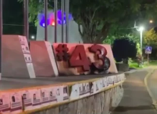 Incendian antimonumento de 43 normalistas en Chilpancingo