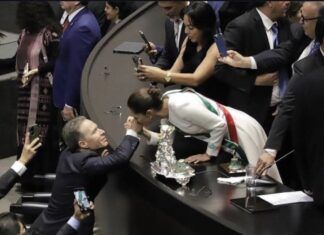 Sheinbaum aclara por qué beso la mano de Manuel Velasco
