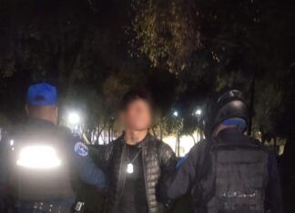Policías de la alcaldía Cuauhtémoc, detuvieron a un sujeto que presuntamente robó cable del alumbrado público