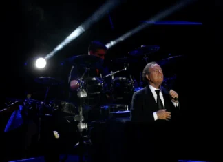 Julio Iglesias negó su retiro de los escenarios