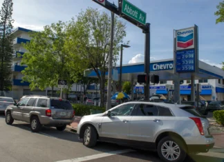 Gasolineras de Florida enfrentan escasez de combustible en medio de gran evacuación por huracán