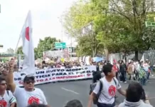 Marchan manifestantes en zona Centro de la CDMX para conmemorar la masacre del 2 de octubre