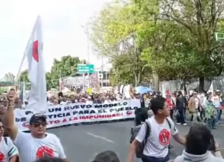 Marchan manifestantes en zona Centro de la CDMX para conmemorar la masacre del 2 de octubre