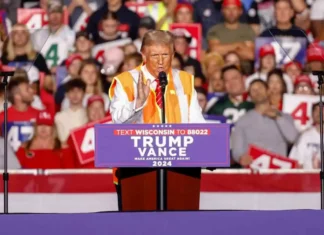Trump llega a mitín en Wisconsin en camión de basura