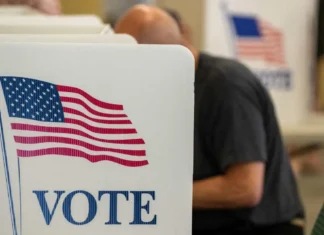 Comienzan a cerrar centros de votación en EU