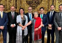 Palabras Más / La mano de Trump