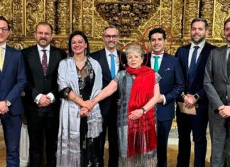 Palabras Más / La mano de Trump