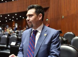 Se ofrece Ernesto Sánchez como mediador para resolver conflicto de taxis en Quintana Roo