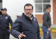 Poder Público / Chango viejo no aprende maroma nueva