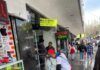 Comerciantes en el espacio público lavan su zona de trabajo