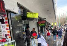 Comerciantes en el espacio público lavan su zona de trabajo