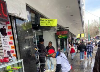 Comerciantes en el espacio público lavan su zona de trabajo