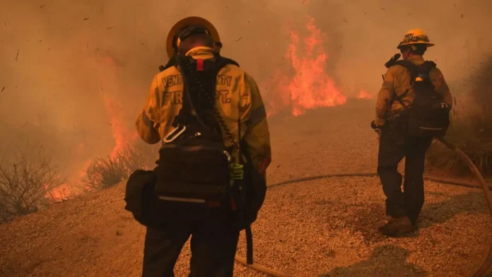 autoridades-del-sur-de-california-luchan-por-controlar-el-incendio-mountain