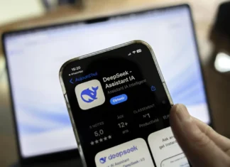 OpenAI investiga si DeepSeek entrenó a su nuevo ‘chatbot‘ utilizando IA