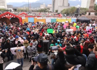 Se manifiestan en Nuevo León por incremento de tarifa al transporte público