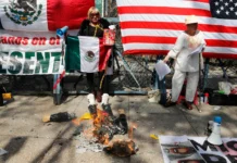 Activistas se manifestaron frente a Embajada de EU en México por llegada de Trump a la Casa Blanca